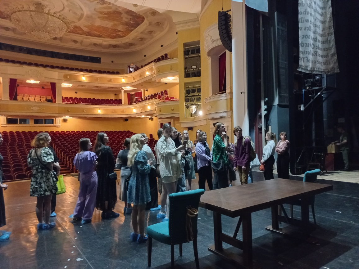 Студенты группы 22ИПД1 побывали на экскурсии в закулисье Пензенского областного драматического театра им. А. В. Луначарского